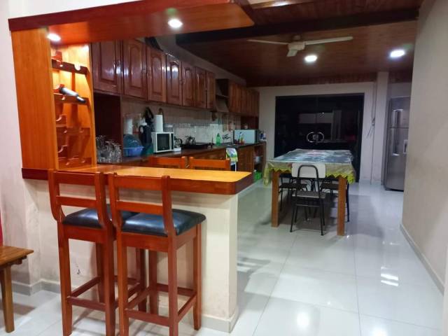 REGALO VIVIENDA 2 PLANTAS 5 DORMITORIOS , 3 EN SUITES CON QUINCHO, SALON COMERCIAL.180 MTS 2 - 1